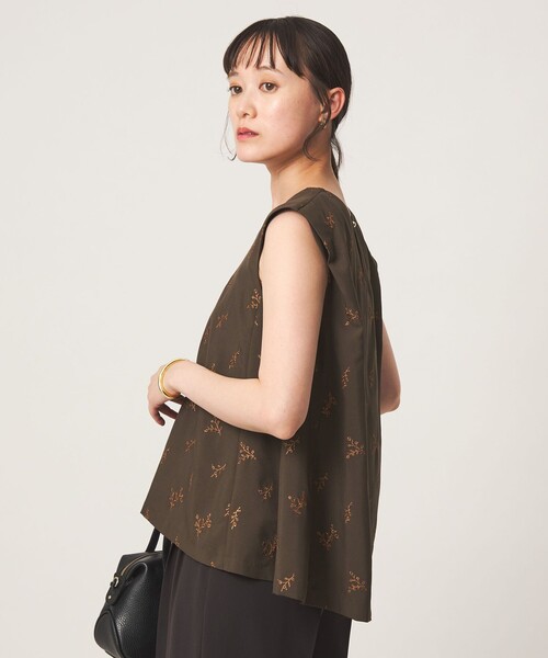 green label relaxing(グリーンレーベルリラクシング)の「ラメ エンブロイダリー ノースリーブ ブラウス(シャツ/ブラウス・レディース・ライトグレー/ダークブラウン・FREE)」の4枚目の写真