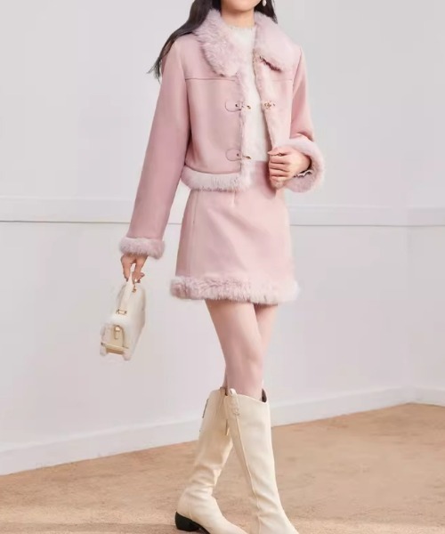 AMAJI(アマジ)の「フェイクファージャケット ミニスカート セットアップ(セットアップ・レディース・ライトピンク・MEDIUM/LARGE/X-LARGE/SMALL)」の4枚目の写真