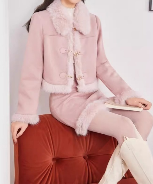 AMAJI(アマジ)の「フェイクファージャケット ミニスカート セットアップ(セットアップ・レディース・ライトピンク・MEDIUM/LARGE/X-LARGE/SMALL)」の2枚目の写真