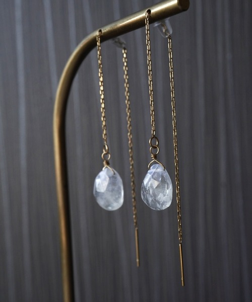 CERCA(チェルカ)の「MILIA/Petal ブルームーンストーン アメリカンピアス 【金属アレルギー対応】(ピアス(両耳用)・レディース・ホワイト・FREE)」の3枚目の写真