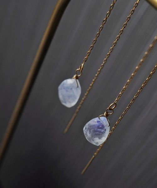CERCA(チェルカ)の「MILIA/Petal ブルームーンストーン アメリカンピアス 【金属アレルギー対応】(ピアス(両耳用)・レディース・ホワイト・FREE)」の4枚目の写真