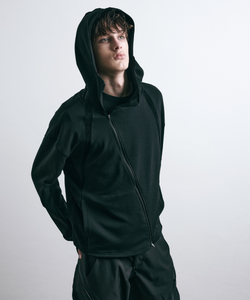 LEARVE(ルアブ)の「アシンメトリック ハイネック フード ジップアップ (2col)(パーカー・メンズ・ダークグレー/ブラック・LARGE/X-LARGE/MEDIUM)」の3枚目の写真