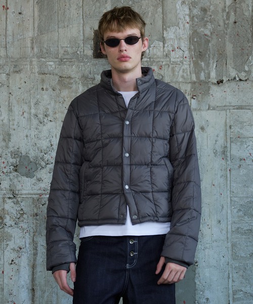 Regen Glanz(レーゲングランツ)の「compact button down paddet jacket / コンパクトボタンダウンパデッドジャケット(ブルゾン・メンズ・グレー/ブラック・MEDIUM/SMALL/LARGE)」の2枚目の写真