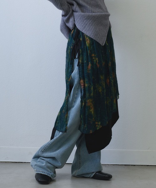 Clum(クルム)の「layered asymmetric print skirt / レイヤードアシンメトリープリントスカート(スカート・レディース・ブラック・FREE)」の3枚目の写真