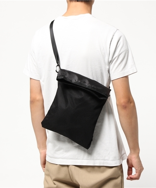 WEGO（ウィゴー）の「WEGO/口折れサコッシュ（ショルダーバッグ・メンズ・ブラック/ホワイト・FREE）」の4枚目の写真