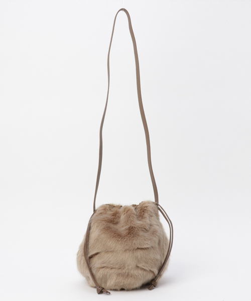 RODEO CROWNS WIDE BOWL（ロデオクラウンズワイドボウル）の「ポンポンファー ミニ ショルダー（ショルダーバッグ・レディース・ベージュ/オレンジ/カモフラージュ/イエロー/グリーン/ピンク/ベージュ系その他/ホワイト系その他/ブラック/ブルー・FREE）」の4枚目の写真