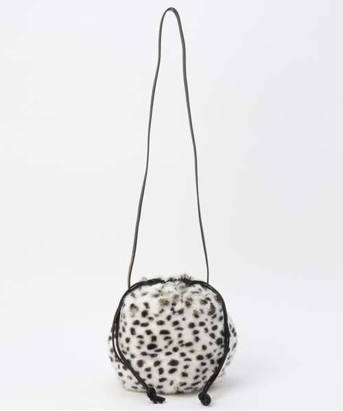 RODEO CROWNS WIDE BOWL（ロデオクラウンズワイドボウル）の「ポンポンファー ミニ ショルダー（ショルダーバッグ・レディース・ベージュ/オレンジ/カモフラージュ/イエロー/グリーン/ピンク/ベージュ系その他/ホワイト系その他/ブラック/ブルー・FREE）」の2枚目の写真