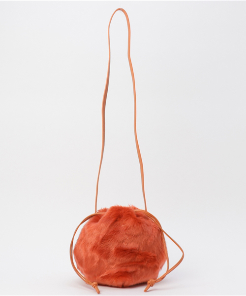 RODEO CROWNS WIDE BOWL（ロデオクラウンズワイドボウル）の「ポンポンファー ミニ ショルダー（ショルダーバッグ・レディース・ベージュ/オレンジ/カモフラージュ/イエロー/グリーン/ピンク/ベージュ系その他/ホワイト系その他/ブラック/ブルー・FREE）」の9枚目の写真