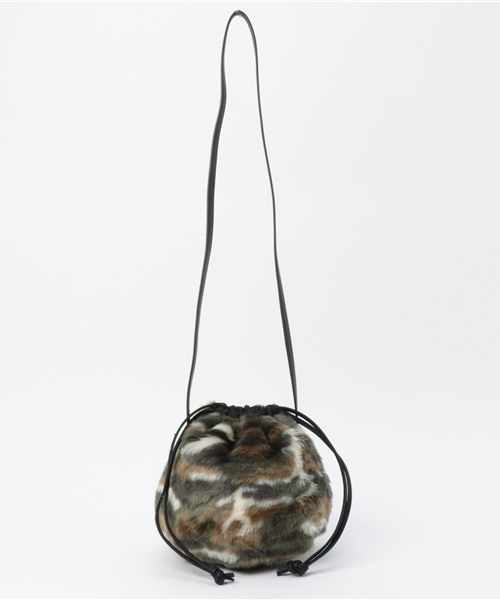 RODEO CROWNS WIDE BOWL（ロデオクラウンズワイドボウル）の「ポンポンファー ミニ ショルダー（ショルダーバッグ・レディース・ベージュ/オレンジ/カモフラージュ/イエロー/グリーン/ピンク/ベージュ系その他/ホワイト系その他/ブラック/ブルー・FREE）」の10枚目の写真