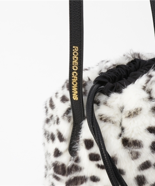 RODEO CROWNS WIDE BOWL（ロデオクラウンズワイドボウル）の「ポンポンファー ミニ ショルダー（ショルダーバッグ・レディース・ベージュ/オレンジ/カモフラージュ/イエロー/グリーン/ピンク/ベージュ系その他/ホワイト系その他/ブラック/ブルー・FREE）」の14枚目の写真