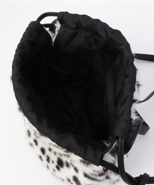 RODEO CROWNS WIDE BOWL（ロデオクラウンズワイドボウル）の「ポンポンファー ミニ ショルダー（ショルダーバッグ・レディース・ベージュ/オレンジ/カモフラージュ/イエロー/グリーン/ピンク/ベージュ系その他/ホワイト系その他/ブラック/ブルー・FREE）」の15枚目の写真