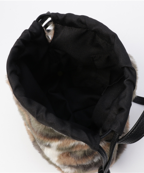 RODEO CROWNS WIDE BOWL（ロデオクラウンズワイドボウル）の「ポンポンファー ミニ ショルダー（ショルダーバッグ・レディース・ベージュ/オレンジ/カモフラージュ/イエロー/グリーン/ピンク/ベージュ系その他/ホワイト系その他/ブラック/ブルー・FREE）」の18枚目の写真