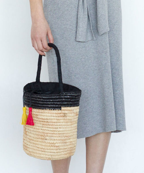 NATURAL BEAUTY BASIC（ナチュラルビューティーベーシック）の「【JJ 5月号掲載】タッセル付バケツバスケット（トートバッグ・レディース・ブラック/シルバー・ﾌﾘ-）」の19枚目の写真