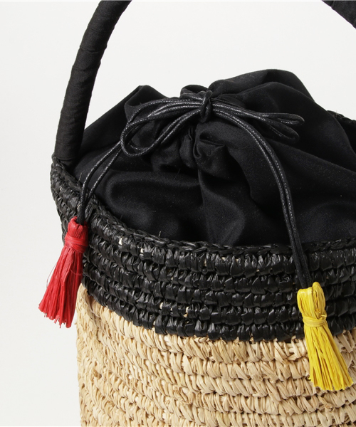 NATURAL BEAUTY BASIC（ナチュラルビューティーベーシック）の「【JJ 5月号掲載】タッセル付バケツバスケット（トートバッグ・レディース・ブラック/シルバー・ﾌﾘ-）」の4枚目の写真