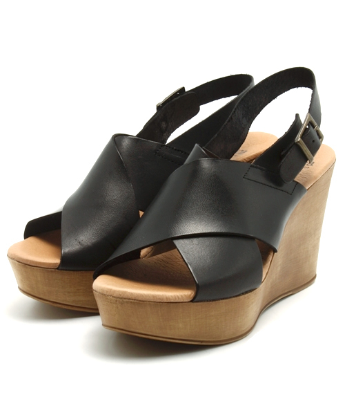 Khaju(カージュ)の「BIANCA:クロスサンダル(サンダル・レディース・ブラック/キャメル・35/38/36/37)」の2枚目の写真