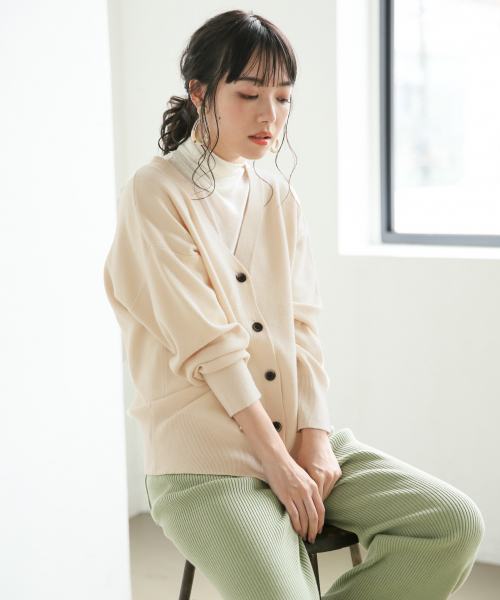 LOWRYS FARM（ローリーズファーム）の「ウスモチモチＶネックカーディガン　841673（カーディガン/ボレロ・レディース・アイボリー/ブラック/グレー/ベージュ/レッド・FREE）」の2枚目の写真