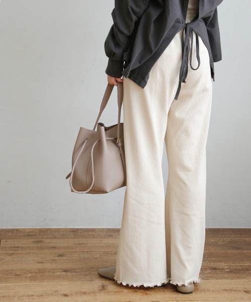 Crisp（クリスプ）の「リブメロウフレアパンツ（その他パンツ・レディース・アイボリー/ピンクベージュ・FREE）」の3枚目の写真