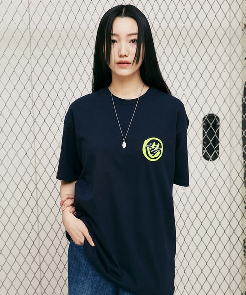 ISTKUNST(イストクンスト)の「『ISTKUNST/イストクンスト』LOGO&SMILEY TEE/ロゴ&スマイルプリント 半袖Tシャツ(Tシャツ/カットソー・レディース・ホワイト/ライトブルー/ブラック/パープル/ネイビー/ライトグリーン/ライトグレー・M/L)」の6枚目の写真