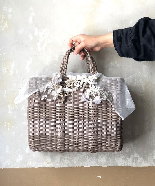 m.soeur（エムスール）の「【ZOZO限定】スズランレースのメルカドバッグ＊（ハンドバッグ・レディース・ベージュ/グレー・FREE）」の2枚目の写真