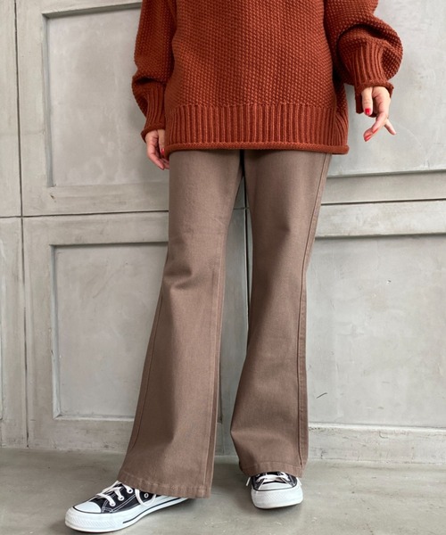 moment+（モーメントプラス）の「カラーヘビーツイル＆デニムフレアパンツ（デニムパンツ・レディース・オフホワイト/アイボリー/グレイッシュベージュ/カーキ/ブラウン/インディゴブルー/サックスブルー/ブルー/ブラック・S/M/L）」の4枚目の写真