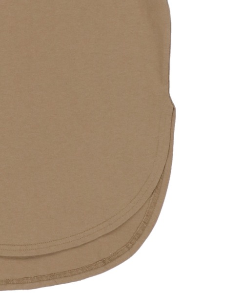 SPINNS（スピンズ）の「【ゆったりシルエット】サイドスリットデザイン 無地ビッグTシャツ（Tシャツ/カットソー・レディース・チャコール/ベージュ/ブラック/カーキ/オフホワイト/モカ・ONESIZE）」の20枚目の写真