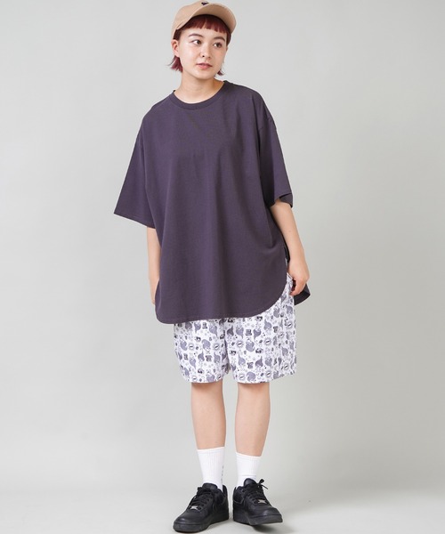 SPINNS（スピンズ）の「【ゆったりシルエット】サイドスリットデザイン 無地ビッグTシャツ（Tシャツ/カットソー・レディース・チャコール/ベージュ/ブラック/カーキ/オフホワイト/モカ・ONESIZE）」の21枚目の写真