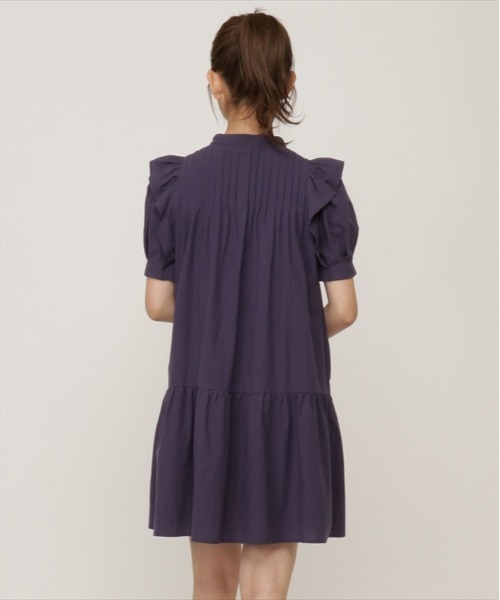 REDYAZEL（レディアゼル）の「ラッフルショルダーミニワンピース（ワンピース・レディース・ベージュ/グリーン/ネイビー・SMALL/MEDIUM）」の5枚目の写真