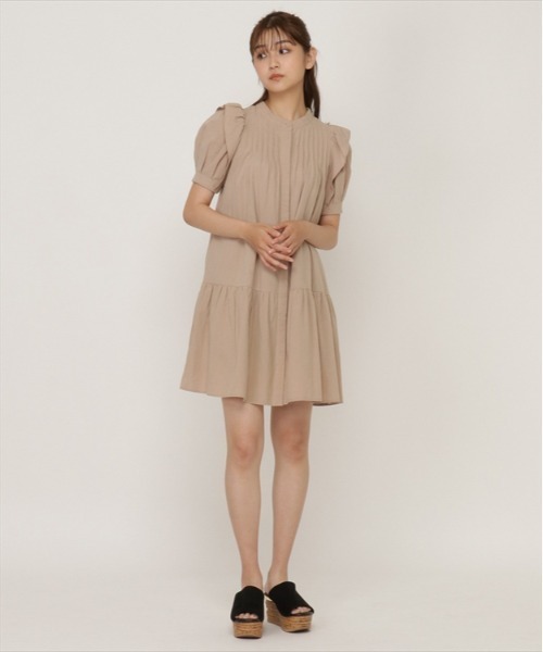 REDYAZEL（レディアゼル）の「ラッフルショルダーミニワンピース（ワンピース・レディース・ベージュ/グリーン/ネイビー・SMALL/MEDIUM）」の11枚目の写真