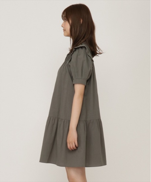 REDYAZEL（レディアゼル）の「ラッフルショルダーミニワンピース（ワンピース・レディース・ベージュ/グリーン/ネイビー・SMALL/MEDIUM）」の19枚目の写真
