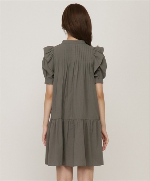 REDYAZEL（レディアゼル）の「ラッフルショルダーミニワンピース（ワンピース・レディース・ベージュ/グリーン/ネイビー・SMALL/MEDIUM）」の20枚目の写真