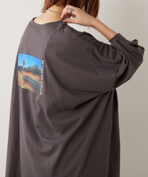 CIAOPANIC TYPY（チャオパニックティピー）の「バックフォトスーパーBIGチュニックTee（Tシャツ/カットソー・レディース・チャコールグレー/オフホワイト/オレンジ/グレー系その他・ONE SIZE）」の2枚目の写真