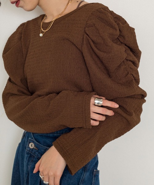 w closet（ダブルクローゼット）の「シャーリングスリーブVネックカーディガン（カーディガン/ボレロ・レディース・ブラック/パープル/オフホワイト/ブラウン/グリーン・FREE）」の4枚目の写真