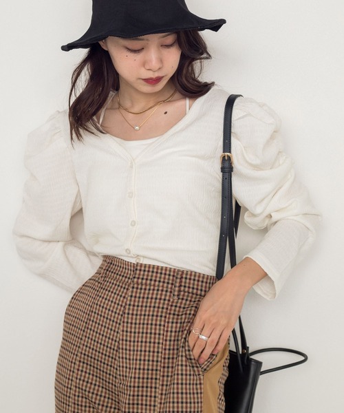 w closet（ダブルクローゼット）の「シャーリングスリーブVネックカーディガン（カーディガン/ボレロ・レディース・ブラック/パープル/オフホワイト/ブラウン/グリーン・FREE）」の2枚目の写真