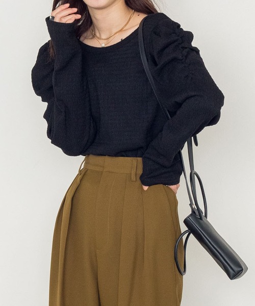 w closet（ダブルクローゼット）の「シャーリングスリーブVネックカーディガン（カーディガン/ボレロ・レディース・ブラック/パープル/オフホワイト/ブラウン/グリーン・FREE）」の3枚目の写真