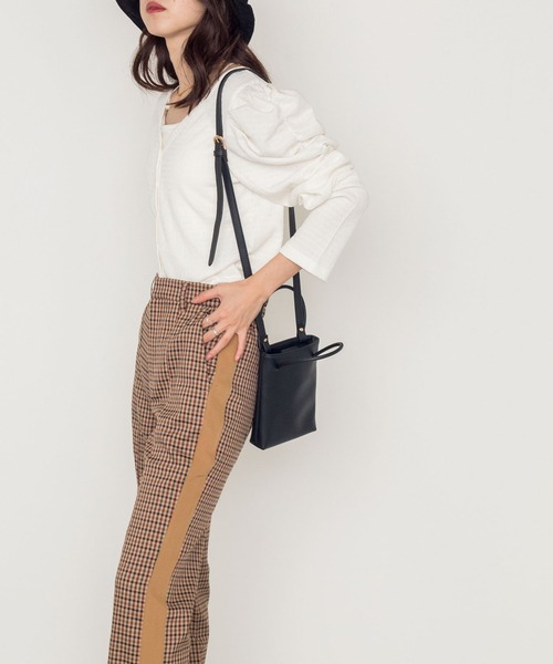 w closet（ダブルクローゼット）の「シャーリングスリーブVネックカーディガン（カーディガン/ボレロ・レディース・ブラック/パープル/オフホワイト/ブラウン/グリーン・FREE）」の8枚目の写真