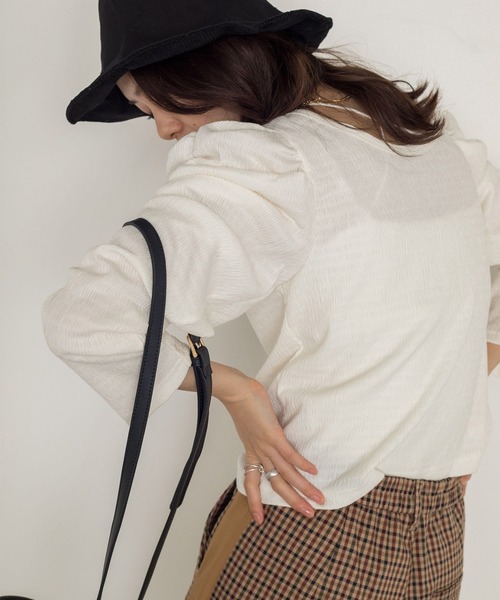 w closet（ダブルクローゼット）の「シャーリングスリーブVネックカーディガン（カーディガン/ボレロ・レディース・ブラック/パープル/オフホワイト/ブラウン/グリーン・FREE）」の9枚目の写真