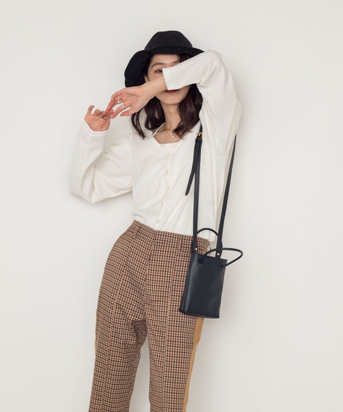 w closet（ダブルクローゼット）の「シャーリングスリーブVネックカーディガン（カーディガン/ボレロ・レディース・ブラック/パープル/オフホワイト/ブラウン/グリーン・FREE）」の10枚目の写真