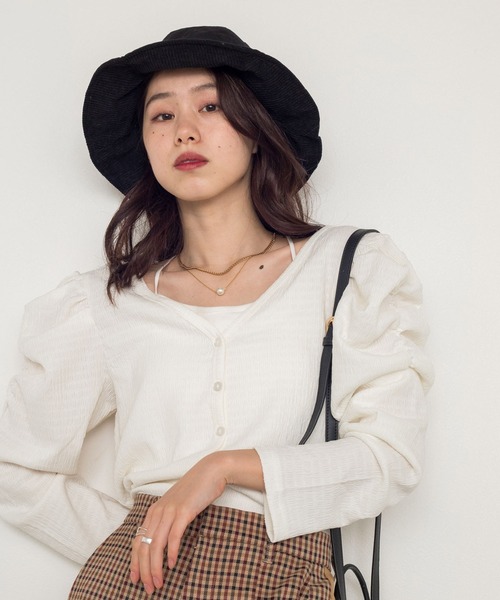 w closet（ダブルクローゼット）の「シャーリングスリーブVネックカーディガン（カーディガン/ボレロ・レディース・ブラック/パープル/オフホワイト/ブラウン/グリーン・FREE）」の11枚目の写真