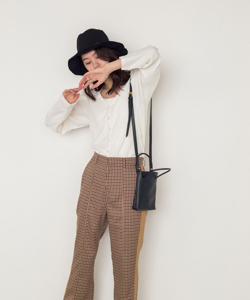 w closet（ダブルクローゼット）の「シャーリングスリーブVネックカーディガン（カーディガン/ボレロ・レディース・ブラック/パープル/オフホワイト/ブラウン/グリーン・FREE）」の12枚目の写真