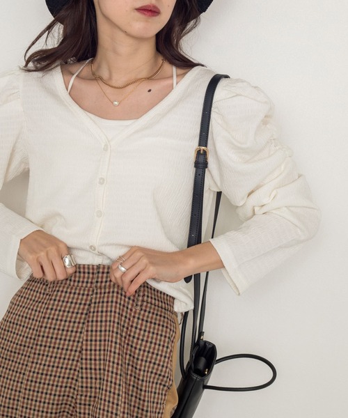 w closet（ダブルクローゼット）の「シャーリングスリーブVネックカーディガン（カーディガン/ボレロ・レディース・ブラック/パープル/オフホワイト/ブラウン/グリーン・FREE）」の13枚目の写真