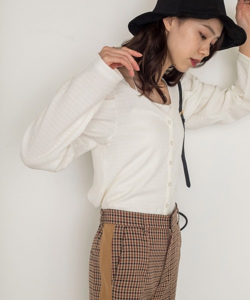 w closet（ダブルクローゼット）の「シャーリングスリーブVネックカーディガン（カーディガン/ボレロ・レディース・ブラック/パープル/オフホワイト/ブラウン/グリーン・FREE）」の14枚目の写真