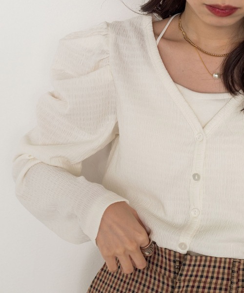 w closet（ダブルクローゼット）の「シャーリングスリーブVネックカーディガン（カーディガン/ボレロ・レディース・ブラック/パープル/オフホワイト/ブラウン/グリーン・FREE）」の15枚目の写真