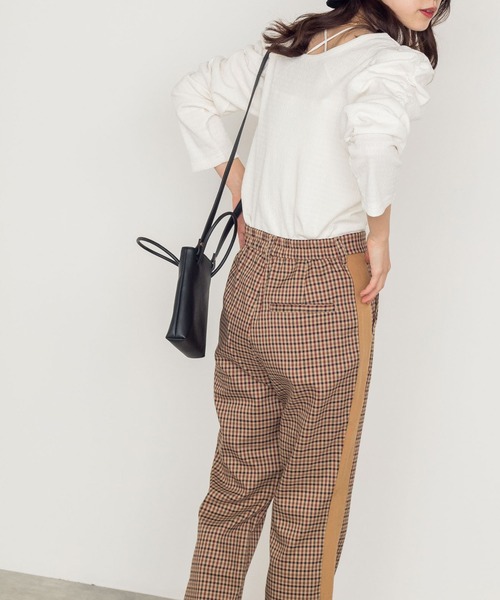 w closet（ダブルクローゼット）の「シャーリングスリーブVネックカーディガン（カーディガン/ボレロ・レディース・ブラック/パープル/オフホワイト/ブラウン/グリーン・FREE）」の16枚目の写真