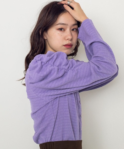 w closet（ダブルクローゼット）の「シャーリングスリーブVネックカーディガン（カーディガン/ボレロ・レディース・ブラック/パープル/オフホワイト/ブラウン/グリーン・FREE）」の18枚目の写真