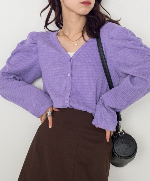 w closet（ダブルクローゼット）の「シャーリングスリーブVネックカーディガン（カーディガン/ボレロ・レディース・ブラック/パープル/オフホワイト/ブラウン/グリーン・FREE）」の21枚目の写真