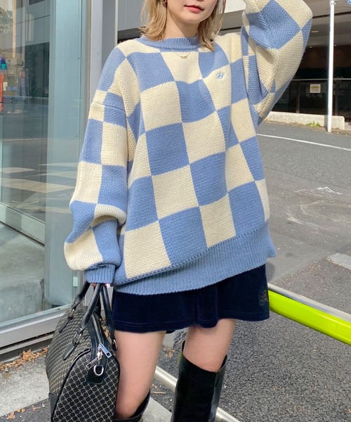WHO'S WHO gallery（フーズフーギャラリー）の「チェッカー／ボーダー切り替えビッグニット（ニット/セーター・レディース・ブラック/パープル/ブラウン/サックスブルー/ライム/ホワイト×ブルー/ホワイト×ライム・FREE）」の2枚目の写真