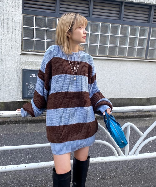 WHO'S WHO gallery（フーズフーギャラリー）の「チェッカー／ボーダー切り替えビッグニット（ニット/セーター・レディース・ブラック/パープル/ブラウン/サックスブルー/ライム/ホワイト×ブルー/ホワイト×ライム・FREE）」の6枚目の写真