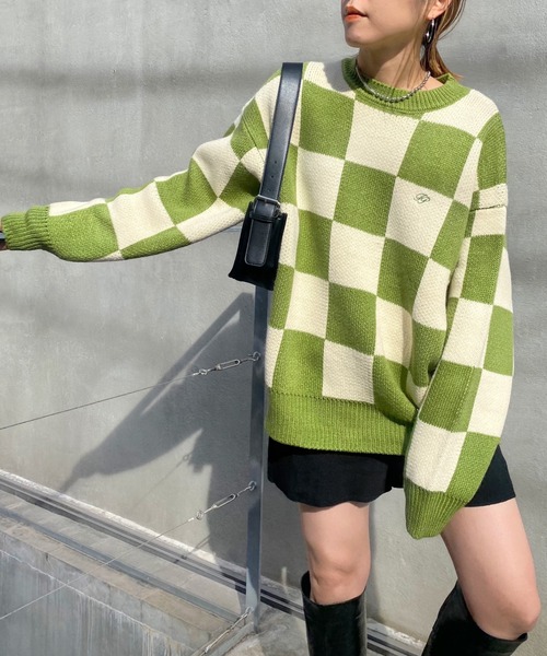 WHO'S WHO gallery（フーズフーギャラリー）の「チェッカー／ボーダー切り替えビッグニット（ニット/セーター・レディース・ブラック/パープル/ブラウン/サックスブルー/ライム/ホワイト×ブルー/ホワイト×ライム・FREE）」の13枚目の写真