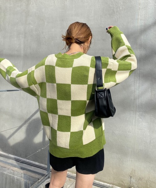 WHO'S WHO gallery（フーズフーギャラリー）の「チェッカー／ボーダー切り替えビッグニット（ニット/セーター・レディース・ブラック/パープル/ブラウン/サックスブルー/ライム/ホワイト×ブルー/ホワイト×ライム・FREE）」の15枚目の写真