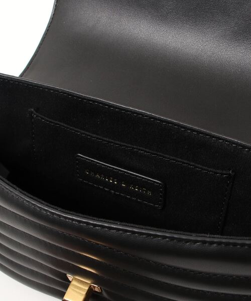 CHARLES & KEITH(チャールズ & キース)の「Aubrielle オブリエル パネルクロスボディバッグ(ショルダーバッグ・レディース・ブラック/マスタード/ブルーグリーン・S)」の4枚目の写真